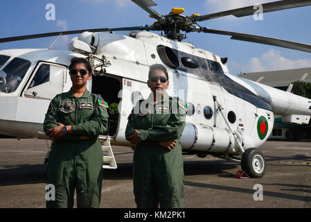 Dhaka, Bangladesch. 4. Dezember, 2017. Flight Lieutenant Tamanna - E-Lutfy (links) und Flight Lieutenant Nayma Haque birgt für Foto bei Dhaka cantonment in Dhaka, Bangladesch, am 4. Dezember 2017. In Bangladesch als erste Frau zur militärischen Piloten haben sich zusammengeschlossen, um die Friedensmission der Vereinten Nationen in der Demokratischen Republik Kongo, des Verteidigungsministeriums sagte heute in einer Pressemitteilung der Inter Leistungen Public Relations, es erklärt den Einsatz von Flight Lieutenant Nayma Haque und Flight Lieutenant Tamanna - E-Lutfy. Credit: Mamunur Rashid/Alamy leben Nachrichten Stockfoto