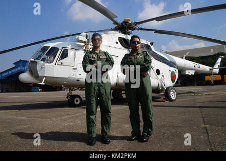 Dhaka, Bangladesch. 4. Dezember, 2017. Flight Lieutenant Tamanna - E-Lutfy (links) und Flight Lieutenant Nayma Haque birgt für Foto bei Dhaka cantonment in Dhaka, Bangladesch, am 4. Dezember 2017. In Bangladesch als erste Frau zur militärischen Piloten haben sich zusammengeschlossen, um die Friedensmission der Vereinten Nationen in der Demokratischen Republik Kongo, des Verteidigungsministeriums sagte heute in einer Pressemitteilung der Inter Leistungen Public Relations, es erklärt den Einsatz von Flight Lieutenant Nayma Haque und Flight Lieutenant Tamanna - E-Lutfy. Credit: Mamunur Rashid/Alamy leben Nachrichten Stockfoto