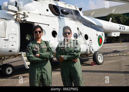 Dhaka, Bangladesch. 4. Dezember, 2017. Flight Lieutenant Tamanna - E-Lutfy (links) und Flight Lieutenant Nayma Haque birgt für Foto bei Dhaka cantonment in Dhaka, Bangladesch, am 4. Dezember 2017. In Bangladesch als erste Frau zur militärischen Piloten haben sich zusammengeschlossen, um die Friedensmission der Vereinten Nationen in der Demokratischen Republik Kongo, des Verteidigungsministeriums sagte heute in einer Pressemitteilung der Inter Leistungen Public Relations, es erklärt den Einsatz von Flight Lieutenant Nayma Haque und Flight Lieutenant Tamanna - E-Lutfy. Credit: Mamunur Rashid/Alamy leben Nachrichten Stockfoto