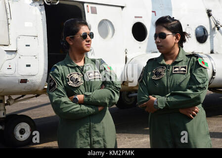 Dhaka, Bangladesch. 4. Dezember, 2017. Flight Lieutenant Tamanna - E-Lutfy (links) und Flight Lieutenant Nayma Haque birgt für Foto bei Dhaka cantonment in Dhaka, Bangladesch, am 4. Dezember 2017. In Bangladesch als erste Frau zur militärischen Piloten haben sich zusammengeschlossen, um die Friedensmission der Vereinten Nationen in der Demokratischen Republik Kongo, des Verteidigungsministeriums sagte heute in einer Pressemitteilung der Inter Leistungen Public Relations, es erklärt den Einsatz von Flight Lieutenant Nayma Haque und Flight Lieutenant Tamanna - E-Lutfy. Credit: Mamunur Rashid/Alamy leben Nachrichten Stockfoto