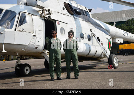 Dhaka, Bangladesch. 4. Dezember, 2017. Flight Lieutenant Tamanna - E-Lutfy (links) und Flight Lieutenant Nayma Haque birgt für Foto bei Dhaka cantonment in Dhaka, Bangladesch, am 4. Dezember 2017. In Bangladesch als erste Frau zur militärischen Piloten haben sich zusammengeschlossen, um die Friedensmission der Vereinten Nationen in der Demokratischen Republik Kongo, des Verteidigungsministeriums sagte heute in einer Pressemitteilung der Inter Leistungen Public Relations, es erklärt den Einsatz von Flight Lieutenant Nayma Haque und Flight Lieutenant Tamanna - E-Lutfy. Credit: Mamunur Rashid/Alamy leben Nachrichten Stockfoto