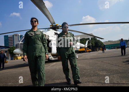 Dhaka, Bangladesch. 4. Dezember, 2017. Flight Lieutenant Tamanna - E-Lutfy (links) und Flight Lieutenant Nayma Haque birgt für Foto bei Dhaka cantonment in Dhaka, Bangladesch, am 4. Dezember 2017. In Bangladesch als erste Frau zur militärischen Piloten haben sich zusammengeschlossen, um die Friedensmission der Vereinten Nationen in der Demokratischen Republik Kongo, des Verteidigungsministeriums sagte heute in einer Pressemitteilung der Inter Leistungen Public Relations, es erklärt den Einsatz von Flight Lieutenant Nayma Haque und Flight Lieutenant Tamanna - E-Lutfy. Credit: Mamunur Rashid/Alamy leben Nachrichten Stockfoto