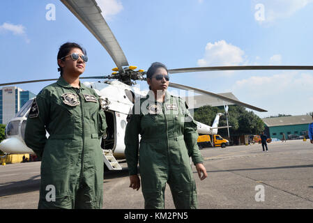 Dhaka, Bangladesch. 4. Dezember, 2017. Flight Lieutenant Tamanna - E-Lutfy (links) und Flight Lieutenant Nayma Haque birgt für Foto bei Dhaka cantonment in Dhaka, Bangladesch, am 4. Dezember 2017. In Bangladesch als erste Frau zur militärischen Piloten haben sich zusammengeschlossen, um die Friedensmission der Vereinten Nationen in der Demokratischen Republik Kongo, des Verteidigungsministeriums sagte heute in einer Pressemitteilung der Inter Leistungen Public Relations, es erklärt den Einsatz von Flight Lieutenant Nayma Haque und Flight Lieutenant Tamanna - E-Lutfy. Credit: Mamunur Rashid/Alamy leben Nachrichten Stockfoto