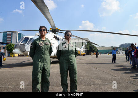 Dhaka, Bangladesch. 4. Dezember, 2017. Flight Lieutenant Tamanna - E-Lutfy (links) und Flight Lieutenant Nayma Haque birgt für Foto bei Dhaka cantonment in Dhaka, Bangladesch, am 4. Dezember 2017. In Bangladesch als erste Frau zur militärischen Piloten haben sich zusammengeschlossen, um die Friedensmission der Vereinten Nationen in der Demokratischen Republik Kongo, des Verteidigungsministeriums sagte heute in einer Pressemitteilung der Inter Leistungen Public Relations, es erklärt den Einsatz von Flight Lieutenant Nayma Haque und Flight Lieutenant Tamanna - E-Lutfy. Credit: Mamunur Rashid/Alamy leben Nachrichten Stockfoto