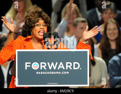 4. Dez, 2017. Datei: 19. Juli 2012 - Jacksonville, Florida, USA - ehemaliger US-rep. corrine Brown (d-fl) spricht auf eine Wiederwahl Kundgebung für den ehemaligen US-Präsidenten Barack Obama am 19. Juli 2012 in Jacksonville, Florida. Am 4. Dezember 2017, wurde Braun im Bundesgerichtshof in Jacksonville zu fünf Jahren Haft für 18 Kapitalverbrechenüberzeugungen Steuerbetrug und -Straftaten im Zusammenhang mit einer gefälschten Bildung Liebe. Braun auch wurde bestellt, die der US-Regierung auf mehr als $ 650.000 einbehalten und an die Opfer mehr als $ 500.000 in der Zurückerstattung zahlen. Credit: Paul Hennessy/alamy leben Nachrichten Stockfoto