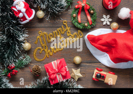 Tabelle Ansicht von oben Bild Dekorationen & Ornamente frohe Weihnachten und ein glückliches neues Jahr Hintergrund Konzept. Alle Zubehörteile auf Vintage rustikale braun Holz- an Stockfoto
