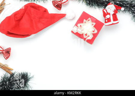 Oben Ansicht luftbild der Ornamente & Dekorationen frohe Weihnachten und ein glückliches neues Jahr Konzept. wichtige Zubehörteile auf weißem Hintergrund. Tischplatte Wunder Stockfoto
