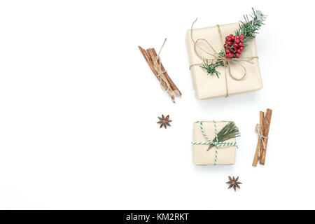 Oben Ansicht luftbild der Ornamente & Dekorationen frohe Weihnachten und ein glückliches neues Jahr Konzept. wichtige Zubehörteile auf weißem Hintergrund. Tischplatte Wunder Stockfoto