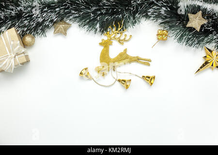 Ansicht von oben Luftbild der Elemente Dekorationen frohe Weihnachten und ein glückliches neues Jahr Hintergrund Konzept. table top Zubehör auf weißem Holz- an Stockfoto