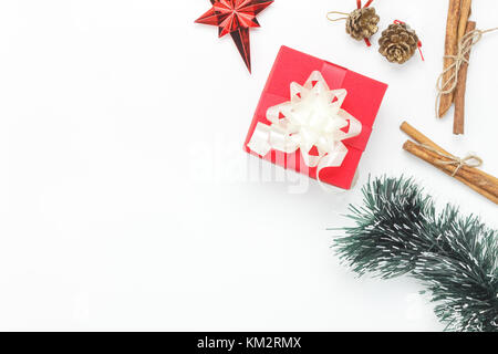 Ansicht von oben Bild von Dekorationen & Ornamente frohe Weihnachten und ein glückliches neues Jahr Hintergrund Konzept. table top Zubehör auf weißem Holz- an Stockfoto