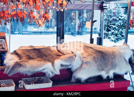 Markt mit traditionellen Souvenirs wie Rentier Fell Haut im Winter Rovaniemi, Lappland, Finnland. Stockfoto