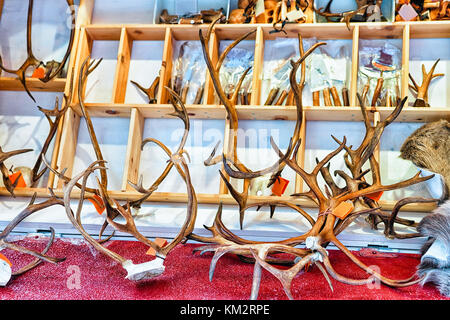 Markt mit traditionellen Souvenirs wie Rentier Hörner im Winter Rovaniemi, Lappland, Finnland. Stockfoto