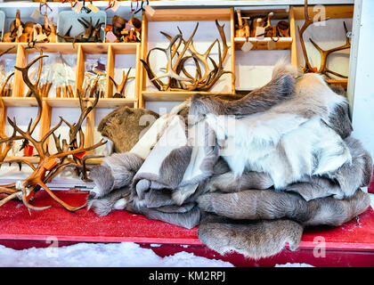 Markt mit traditionellen Souvenirs wie Rentierfell und Hörnern auf der Winter Rovaniemi, Lappland, Finnland. Stockfoto