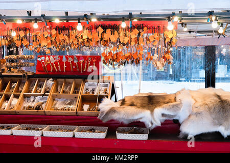 Markt mit traditionellen Souvenirs wie Rentierfell und Hörner im Winter Rovaniemi, Lappland, Finnland. Stockfoto