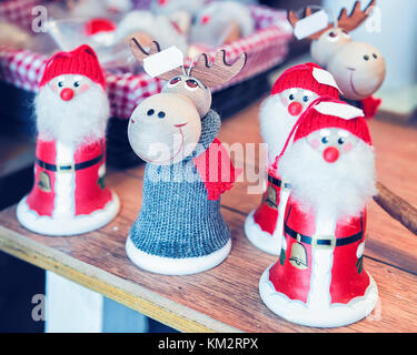 Markt mit traditionellen Souvenirs wie Weihnachtsmann und Rentier Spielzeug im Winter Rovaniemi, Lappland, Finnland. Stockfoto