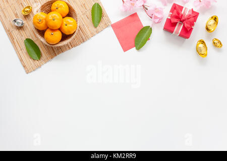 Flach Zubehör chinesisches Neujahr und Dekorationen Lunar New Year Festival Konzept Hintergrund. Kopieren Sie Raum für Mock Up & Vorlage. Differenzposten Stockfoto