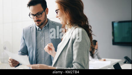 Business Meeting in modernen Konferenzraum Stockfoto