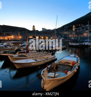 Boote im alten Hafen von Dubrovnik bei Nacht, Dubrovnik-Neretva County, Dalmatinische Küste, Adria, Kroatien, Balkan, Europa, UNESCO Weltkulturerbe Stockfoto