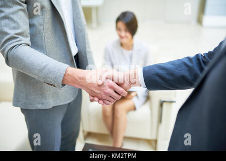 Geschäft Leute die Hände schütteln Nahaufnahme Stockfoto