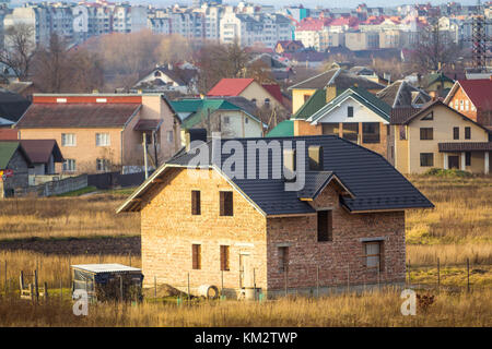 Zweistöckiges Wohnhaus im Bau mit Blick auf die Stadt hinter Stockfoto