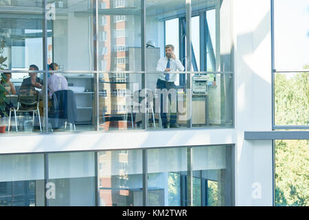 Geschäftsleute in der modernen Bürogebäude Stockfoto
