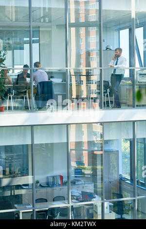 Business Office in modernen Glasgebäude. Stockfoto