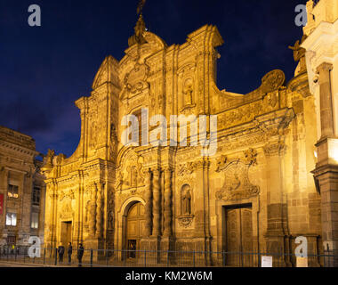 Quito Ecuador, Iglesia de la Compania ( La Compania ), eine jesuitische Kirche, nachts beleuchtet, Quito Altstadt, Ecuador Lateinamerika Stockfoto