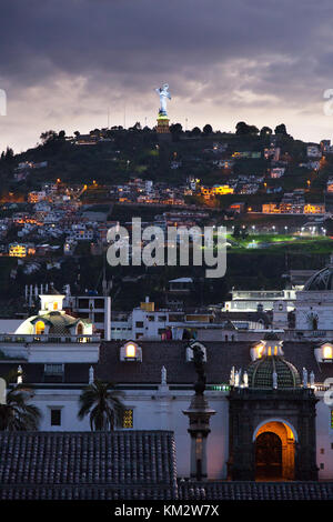 Quito Ecuador - Abenddämmerung über dem Panecillo-Hügel ( El Panecillo ) und der Jungfrau von Quito, Quito, Ecuador Südamerika Stockfoto