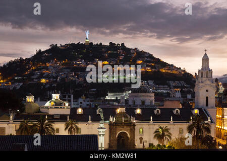 Quito Ecuador - Abenddämmerung über dem Panecillo-Hügel ( El Panecillo ) und der Jungfrau von Quito, Quito, Ecuador Südamerika Stockfoto