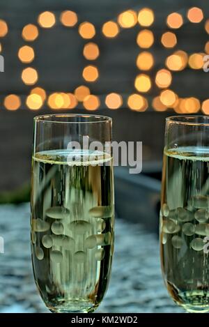 Neues Jahr Dekoration Konzept - zwei Gläser Champagner auf eine unscharfe Gold Hintergrund für das neue Jahr. Stockfoto