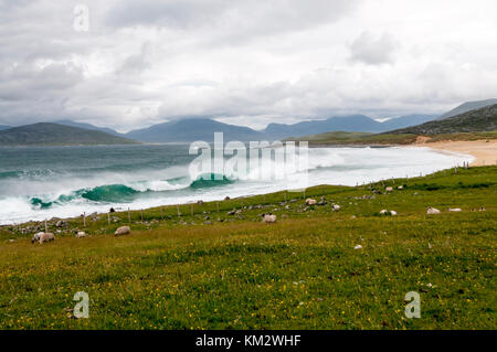 Wellen am Strand brechen an Scarista auf der Isle of Harris auf den Äußeren Hebriden Stockfoto