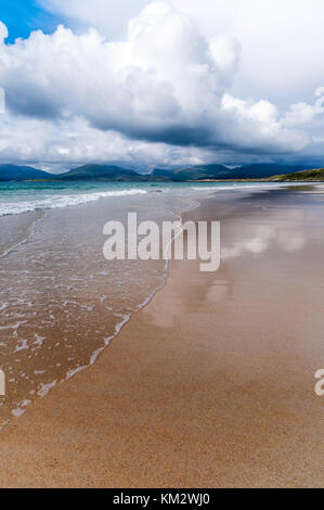 Wolken reflektiert auf dem nassen Sand von Luskentyre Strand und Ton z. auf South Harris in den äußeren Hebriden. Stockfoto