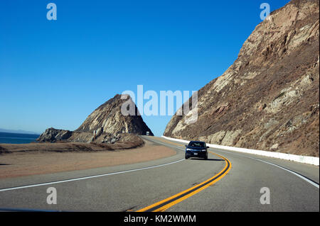 Auto auf der Pacific Coast Highway in Richtung Süden vom Norden von Malibu nach Los Angeles. Stockfoto