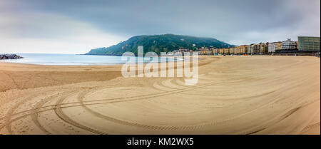 La Zurriola Strand ist einer der drei Strände in Donostia San Sebastian. Es ist bekannt für Surfen das ganze Jahr lang. Stockfoto