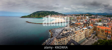 La Zurriola Strand ist einer der drei Strände in Donostia San Sebastian. Es ist bekannt für Surfen das ganze Jahr lang. Stockfoto