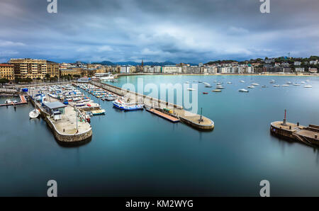 Der Hafen von San Sebastian liegt an der östlichen Seite der Bucht La Concha, unterhalb der Statue Sagrado Corazón auf Monte Urgull. Es ist eine kleine dreieckige Port w Stockfoto