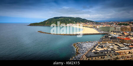 La Zurriola Strand ist einer der drei Strände in Donostia San Sebastian. Es ist bekannt für Surfen das ganze Jahr lang. Stockfoto