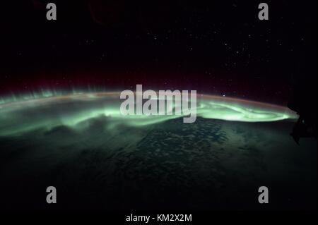 Die aurora borealis oder northern lights über der nördlichen Halbkugel der Erde von der internationalen Raumstation im Erdorbit. Stockfoto