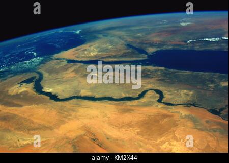 Tagsüber aussicht auf die alte Stadt von Edfu, Ägypten an den Ufern des Nils von der internationalen Raumstation im Erdorbit. Stockfoto