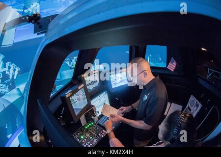 Expedition 53 US-amerikanischer Astronaut Randy Bresnik während des Simulationstrainings in der Cupola Robotik-Klasse im Alpha Dome im Johnson Space Center in Houston, Texas. Der Simulator ermöglicht es Astronauten, den Fernmanipulator Canada Arm 2 zu üben, ohne sich im Weltraum aufhalten zu müssen. Stockfoto