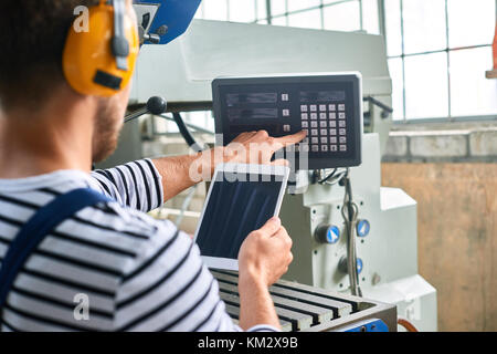 Operator mit modernen Maschinen im Werk Stockfoto
