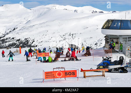 Pyrenäen, ANDORRA - Februar 10, 2017: Ausfahrt aus dem Aufzug über medizinische Hilfe Station am Hang in den Bergen. In der Nähe lebensrettende Station und snowmo Stockfoto