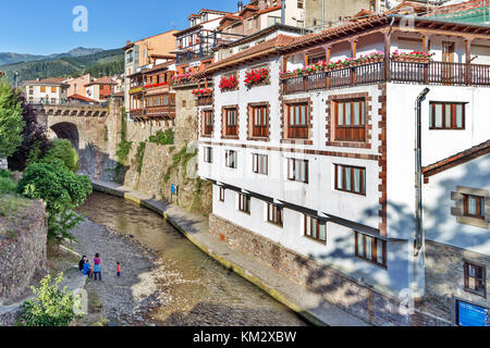 Villajoyosa, Spanien - 8. JULI 2016: den Fluss und die traditionellen Häuser im alten spanischen Stadt. Nord Spanien, Kantabrien, Sommertag in Potes Stockfoto