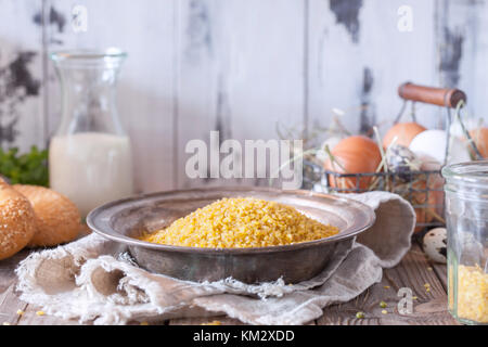 Raw bulgur Heap in einer Metallschüssel Stockfoto