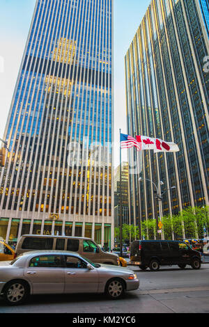 New York, USA - Mai 6, 2015: Street View auf der Avenue des Nord- und exxon Gebäude und Time-life Gebäude. Midtown Manhattan, New York, NYC, USA Stockfoto