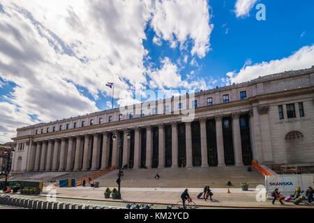 New York, Vereinigte Staaten - 24 April 2015: Street View auf James Farley Post Office Building in Manhattan, New York City, New York City, USA. Es ist die Post Servi Stockfoto