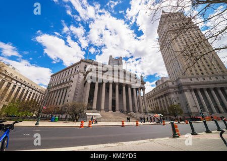 New York, Vereinigte Staaten - 24 April 2015: Street View auf Thurgood Marshall Usa courthhouse und New York State Supreme Gebäude oder New York County cou Stockfoto