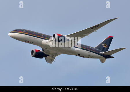 Boeing 787-8 Dreamliner, Royal Jordanian Airlines, Flughafen Heathrow, UK. Boeing 787-8 JY-BAB wird gesehen, Klettern nach dem Take-off. Stockfoto