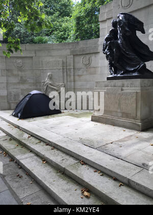 Schwarz camping Zelt hat in der Nähe der anglo-belgischen Denkmal am Victoria Embankment eingestellt. Stockfoto