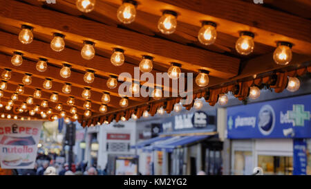 Weihnachtsmarkt stall leuchten Dekorationen und Glas Laternen auf dem deutschen Markt in England. Stockfoto